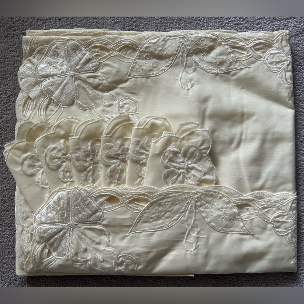 New rectangular tablecloth with 6 matching napkins.